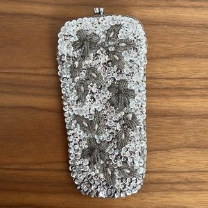 LE SOIR Vintage Silver Sequin Eyeglass Case Kiss Closure Satin Interior Occasion